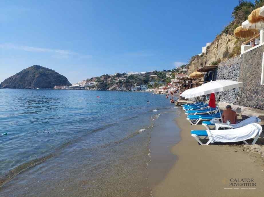 Plajele uimitoare de pe insula Ischia