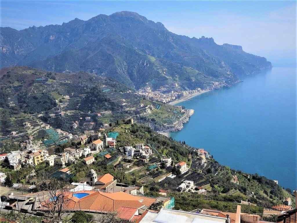 Satele de pe Coasta Amalfitană
